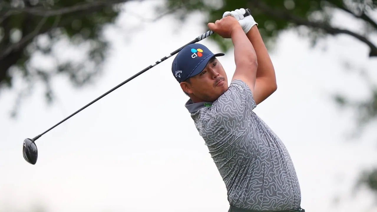 Si Woo Kim membukukan skor 3-under 68 untuk menjaga keunggulan dua pukulan atas pegolf nomor satu dunia Scottie Scheffler dan juara U.S. Open 2023 Wyndham Clark. (Foto: Golf Digest)