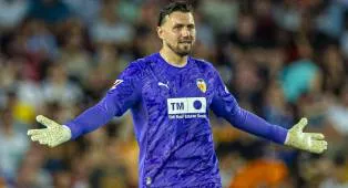 Stole Dimitrievski Kecewa Valencia Gagal ke Eropa Meski Bungkam Barcelona