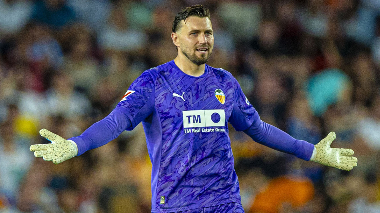 Stole Dimitrievski Kecewa Valencia Gagal ke Eropa Meski Bungkam Barcelona