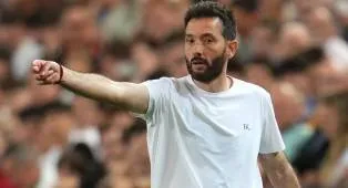Valencia Tutup Musim dengan Kemenangan, Tapi Carlos Corberan Tak Puas