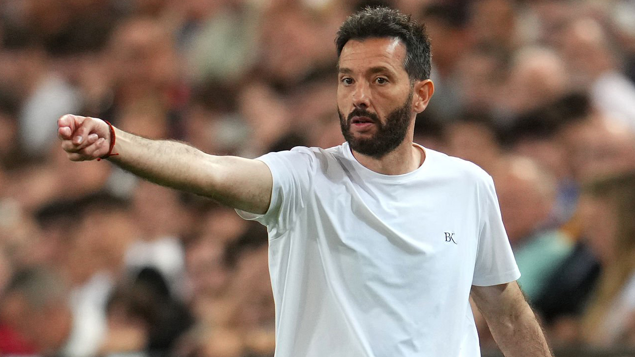 Valencia Tutup Musim dengan Kemenangan, Tapi Carlos Corberan Tak Puas