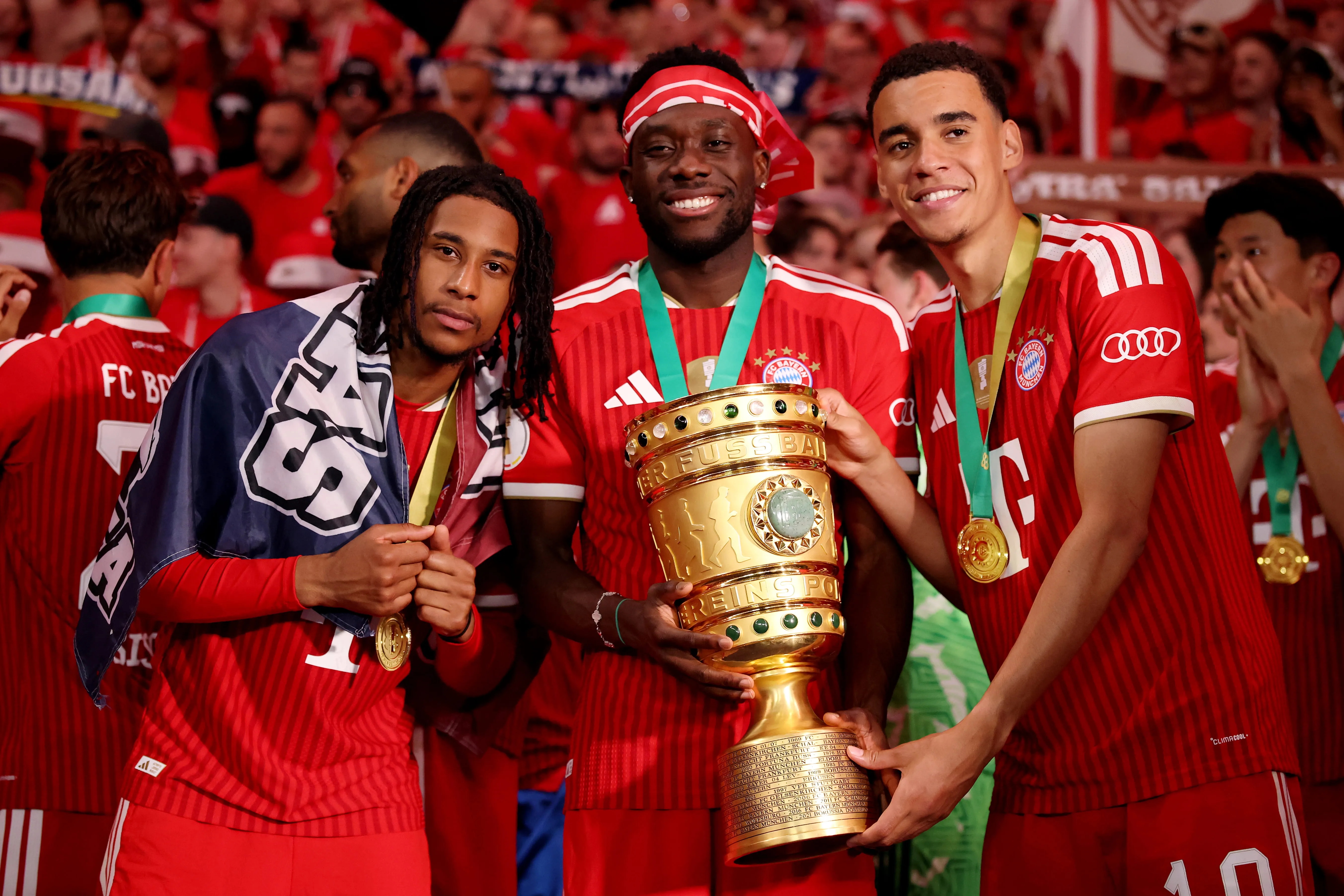 Bayern Munich Tegaskan Olise Tidak Dijual Meski Dipantau Mourinho - sumber: (footballespana)