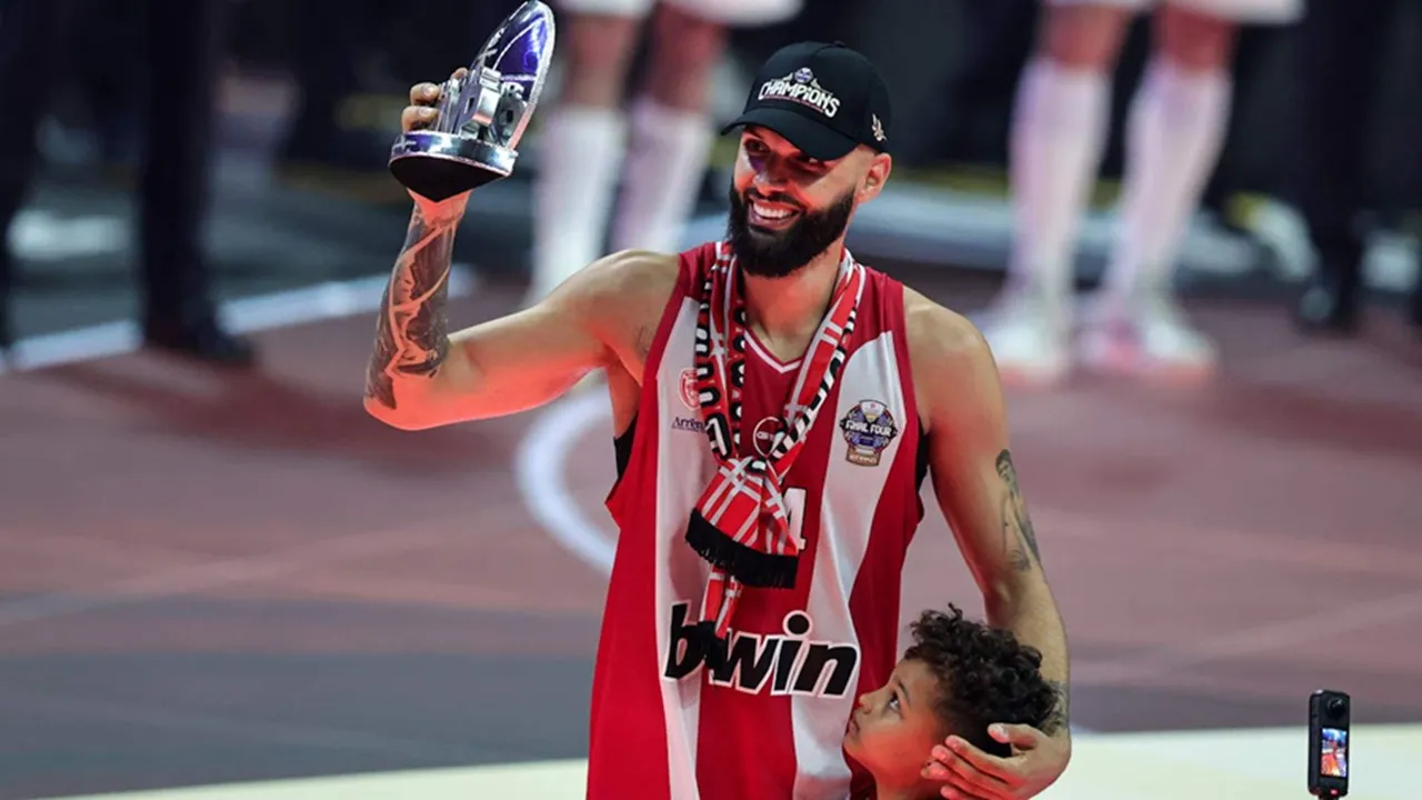Evan Fournier Sabet MVP Final Usai Antarkan Olympiacos Juara EuroLeague