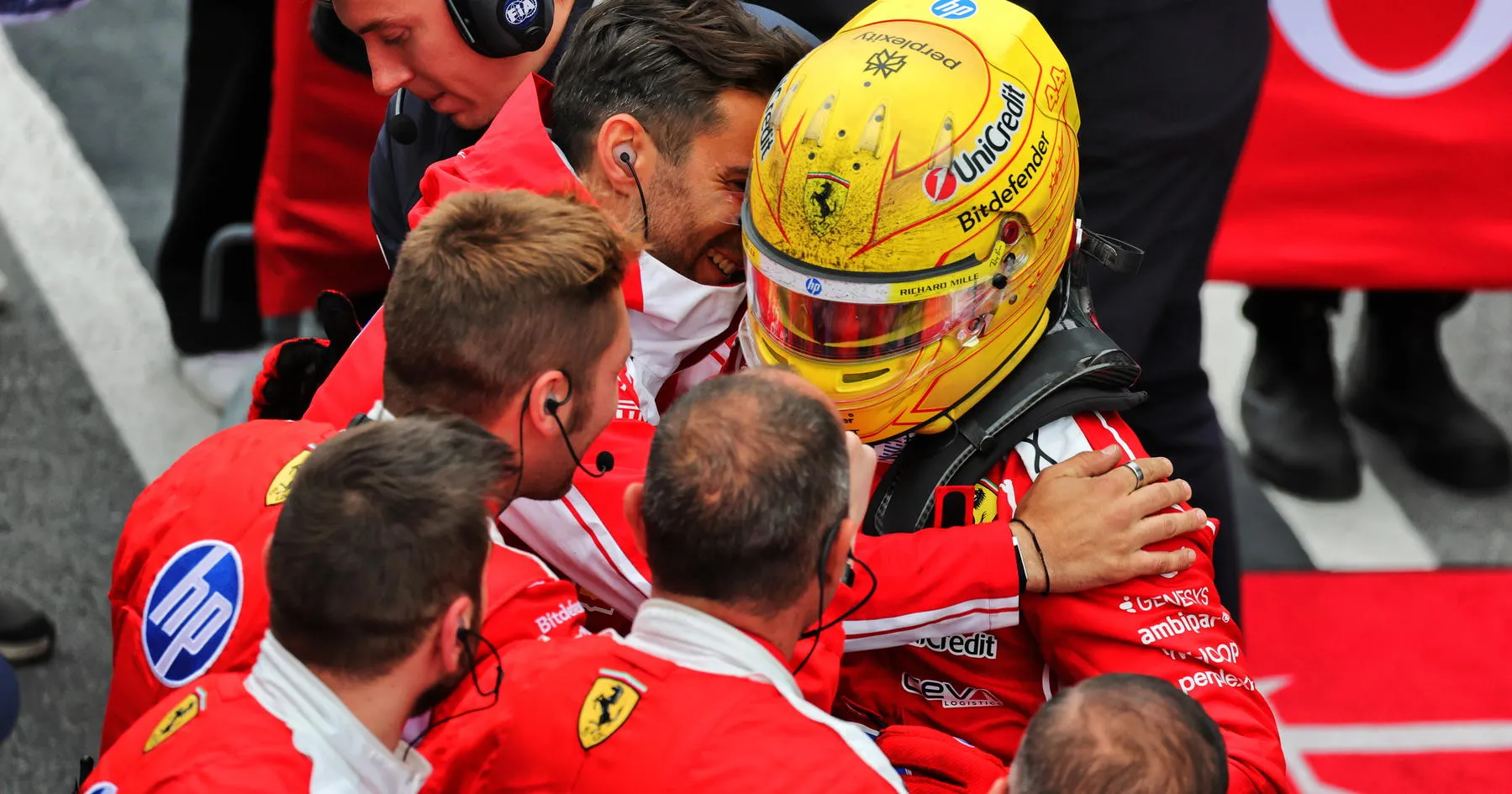 Hamilton Minta Ferrari Terus Berjuang Kejar Mercedes - sumber: (racingnews365)
