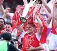 Odegaard Angkat Trofi, Arsenal Juara Liga Inggris