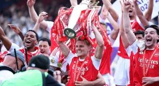 Odegaard Angkat Trofi, Arsenal Juara Liga Inggris