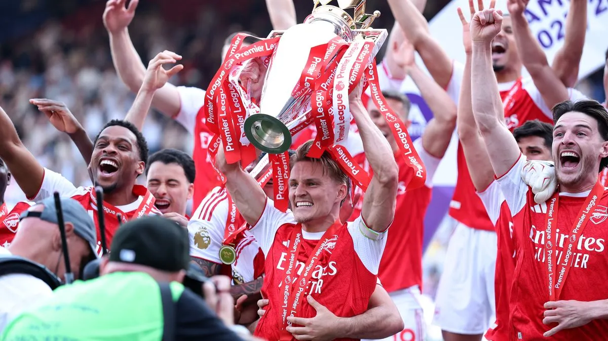Odegaard Angkat Trofi, Arsenal Juara Liga Inggris