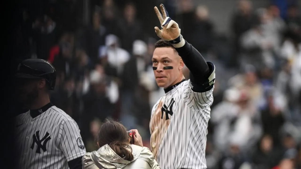 Aaron Judge melakukan selebrasi setelah menentukan kemenangan Yankees atas Rays. (Foto: AP)