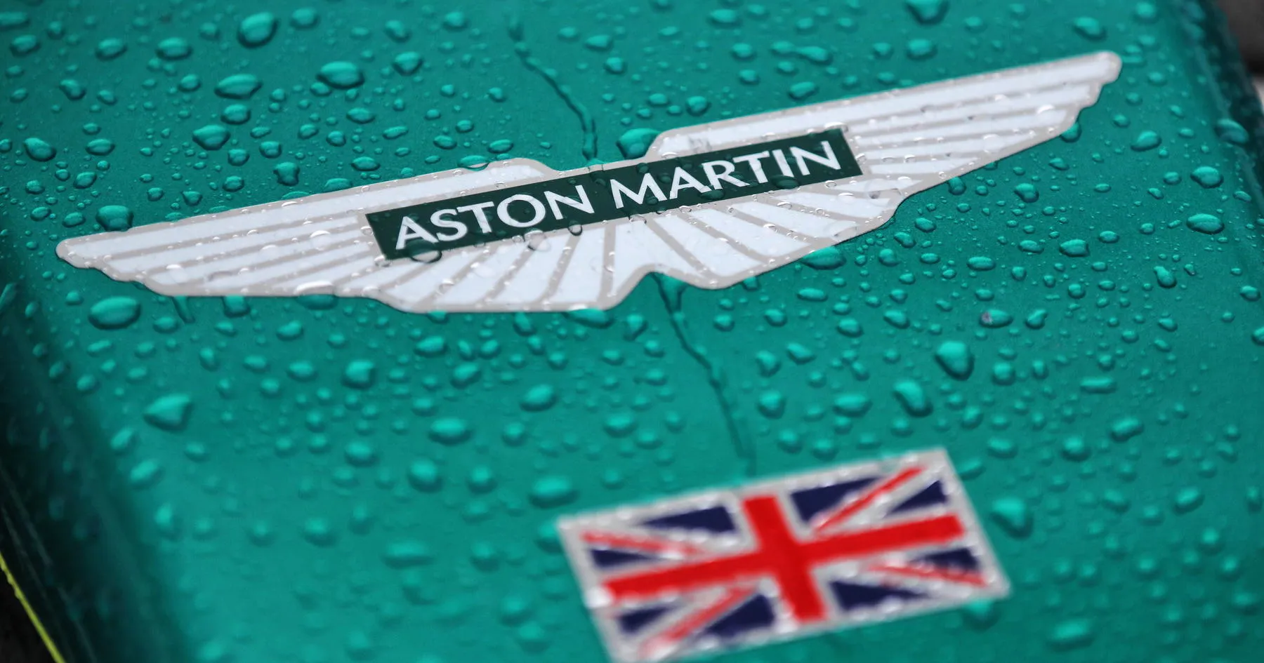 Aston Martin Berkolaborasi dengan Brand Ikonik Inggris - sumber: (racingnews365)