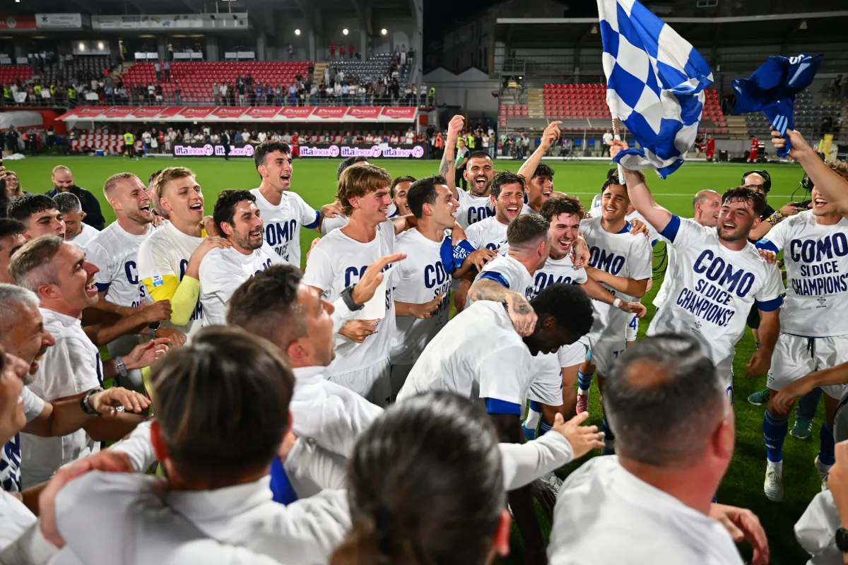 Como Rayakan Kemenangan Liga Champions dengan Parade Bus Terbuka - sumber: (footballitalia)