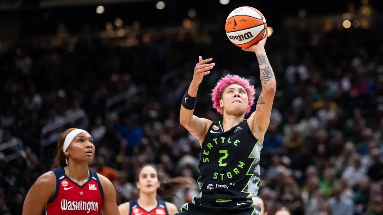Natisha Hiedeman (kanan) mencetak 24 poin saat Seattle Storm mengalahkan Washington Mystics dengan skor 97-85, Minggu (24/5). (Foto: AP)