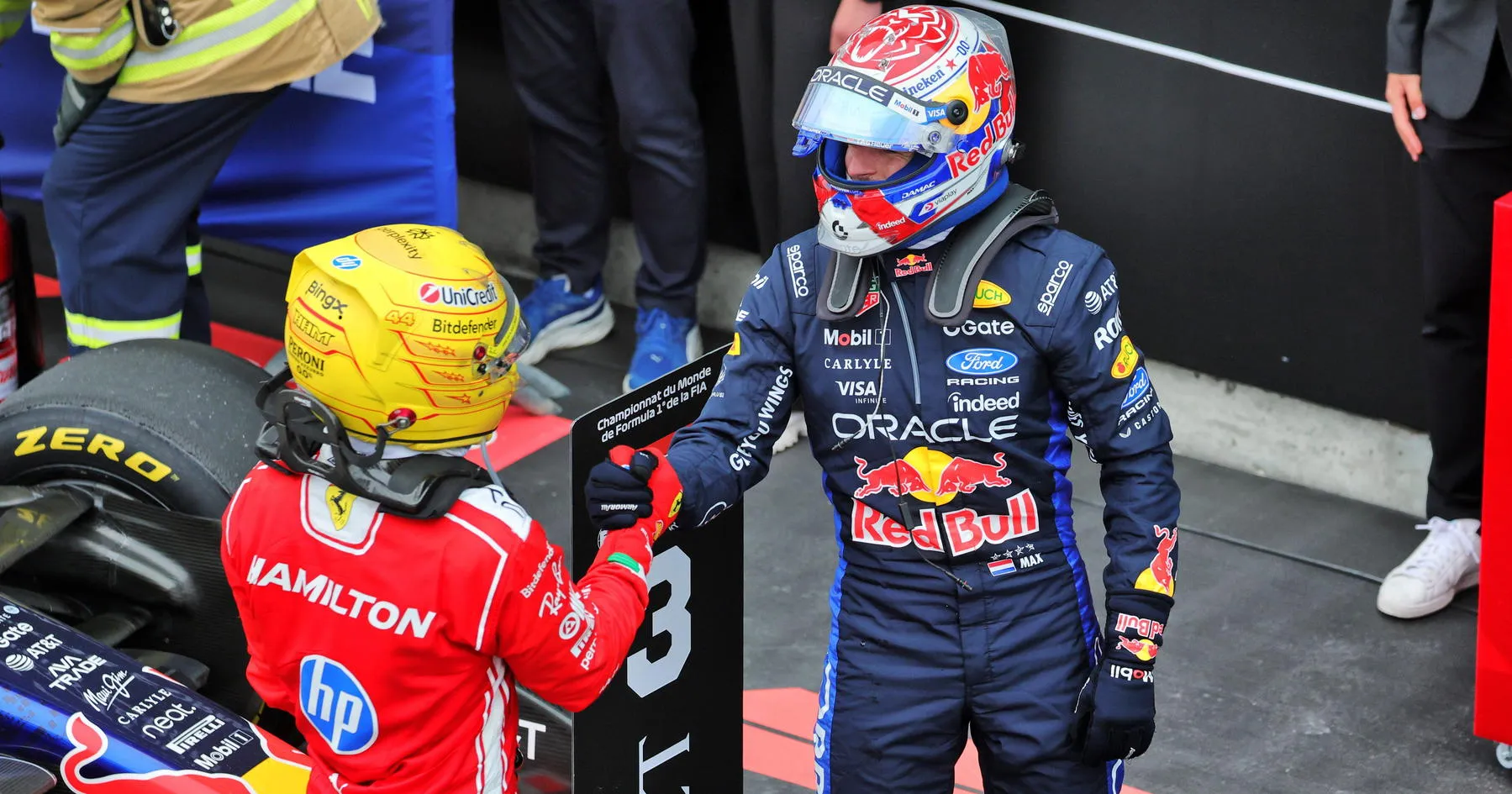 Lewis Hamilton Lega Usai Kejar-Kejaran Sengit dengan Verstappen - sumber: (racingnews365)
