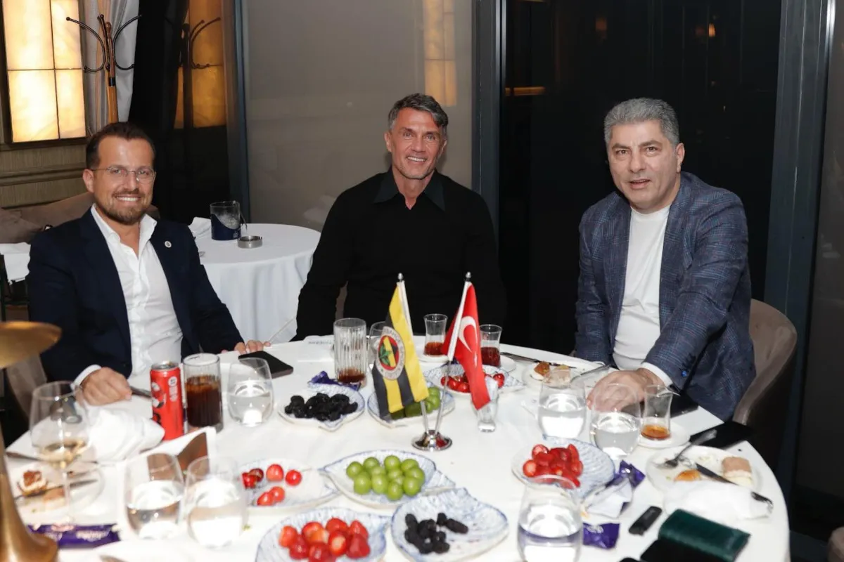 Maldini Resmi Berunding dengan Fenerbahce, Milan Alami Krisis - sumber: (footballitalia)