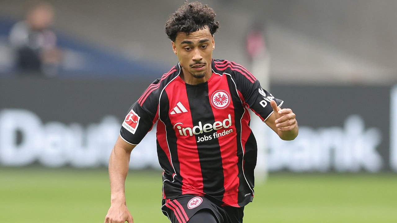 Manchester United Mulai Lirik Nathaniel Brown untuk Perkuat Pos Bek Kiri