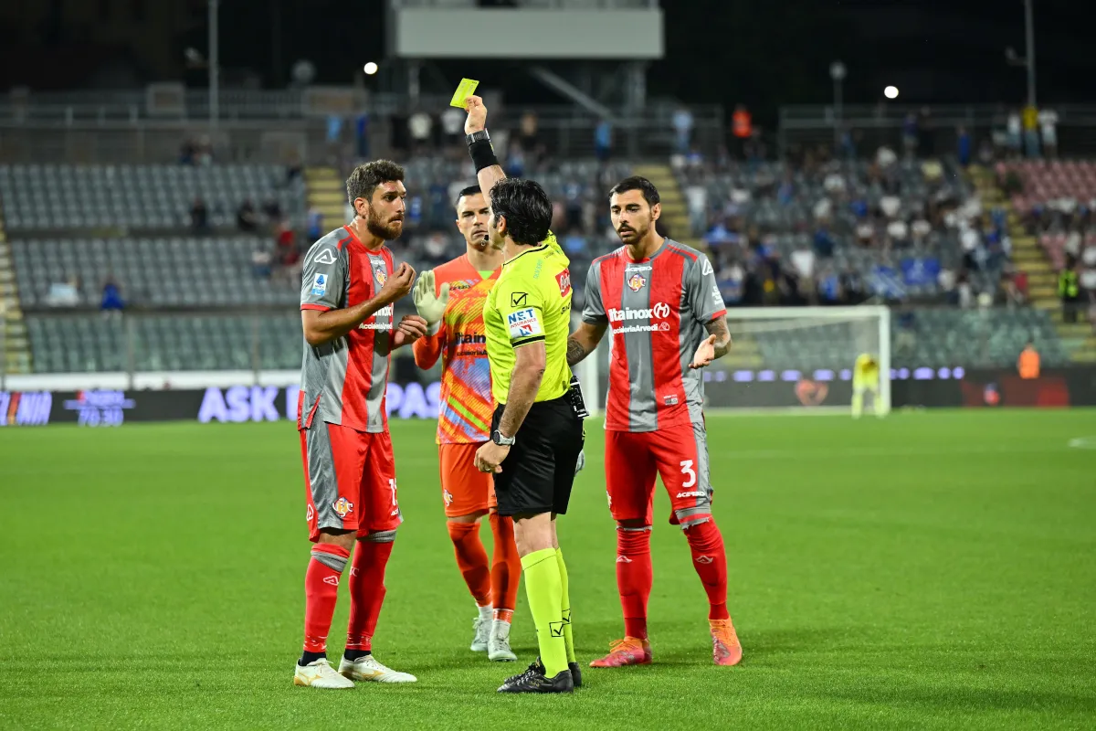 Pemain Cremonese Dihukum Empat Laga Akibat Hina Wasit - sumber: (footballitalia)