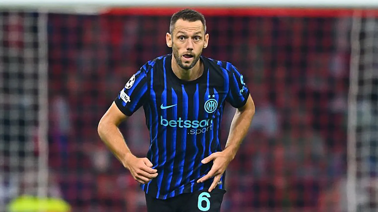 Agen Beri Bocoran Soal Masa Depan Stefan de Vrij dan Francesco Acerbi