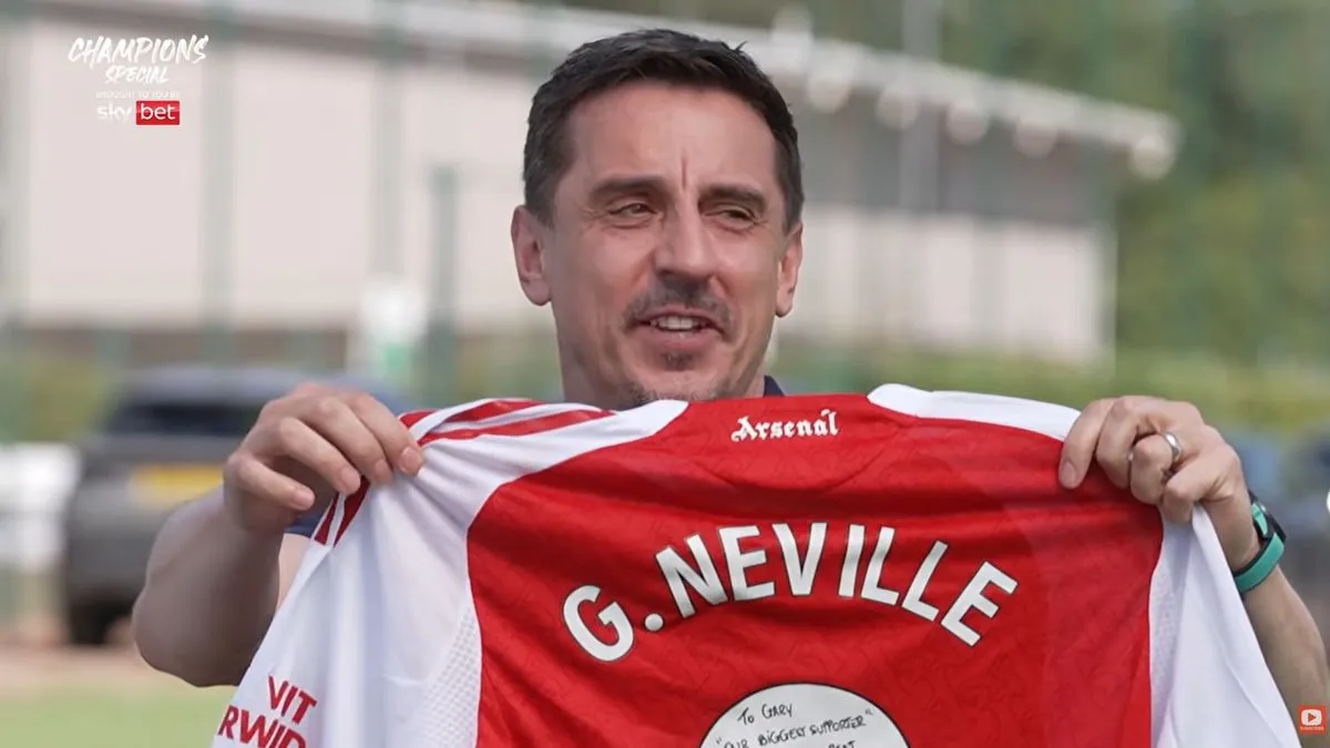 Arsenal Beri Hadiah Istimewa untuk Gary Neville - sumber: (footballlondon)