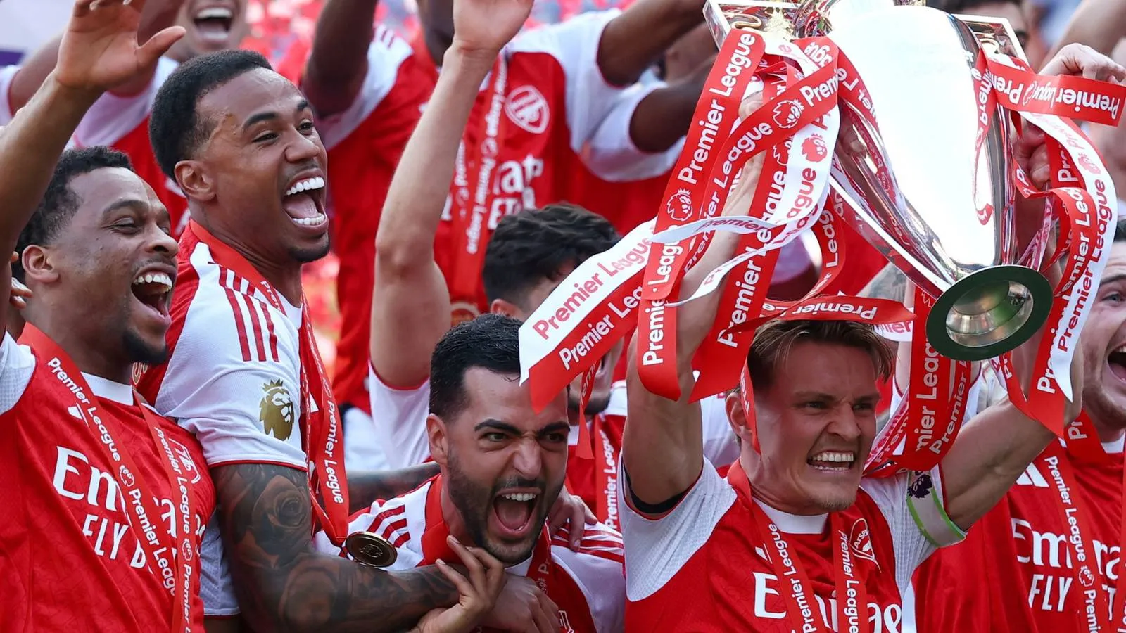 Arsenal Tidak Angkat Trofi Premier League saat Parade 9km - sumber: (givemesport)