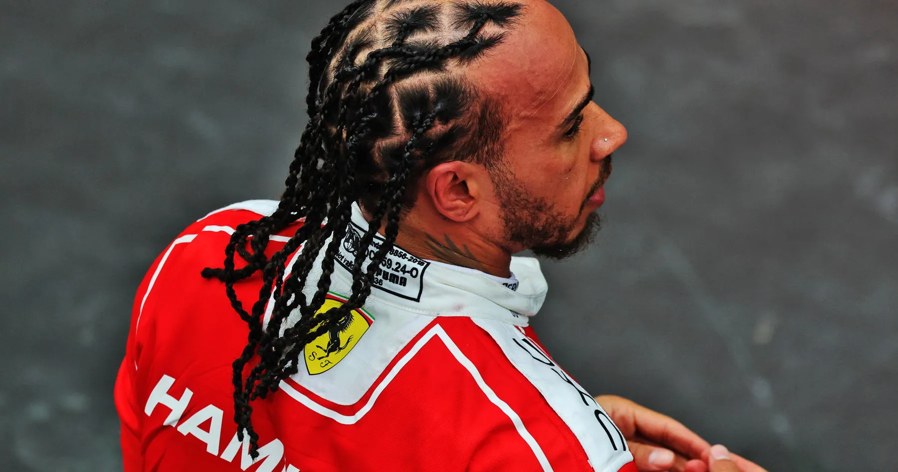 Pesan Mendalam Hamilton Saat Schumacher Raih Penghargaan - sumber: (racingnews365)