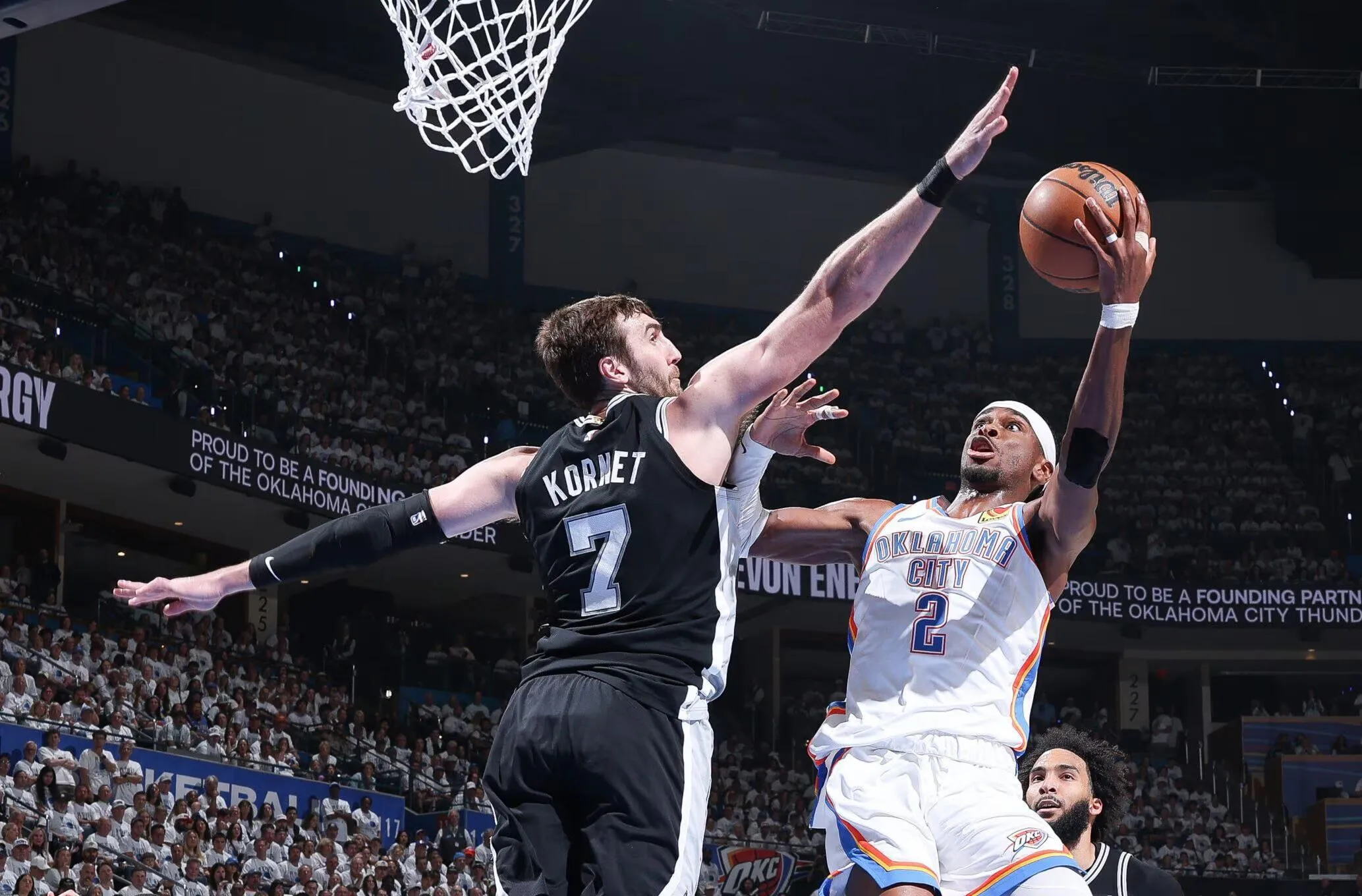 Thunder Tekuk Spurs, Satu Langkah Menuju Final NBA - sumber: (mainbasket)