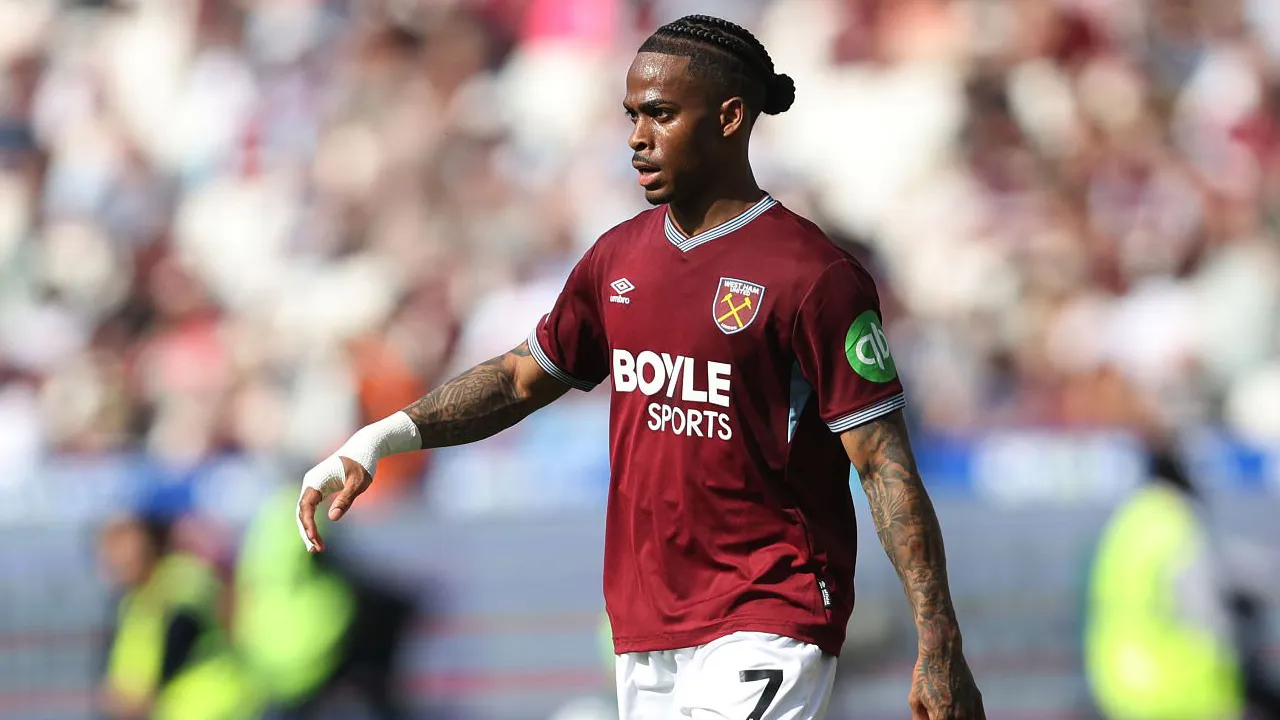 Crysencio Summerville Diprediksi Tetap Bermain di Premier League