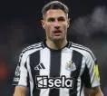 Howe Konfirmasi Newcastle Tengah Berusaha Pertahankan Fabian Schar