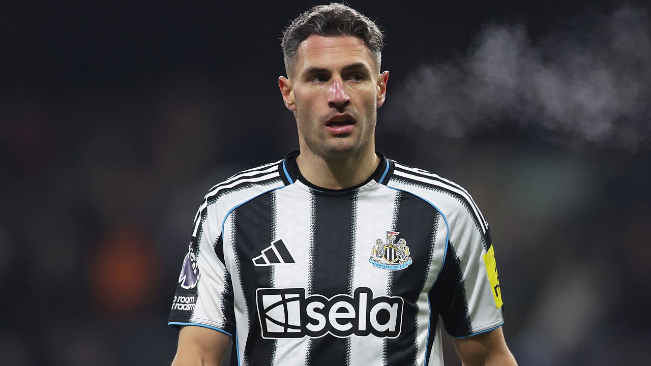 Howe Konfirmasi Newcastle Tengah Berusaha Pertahankan Fabian Schar