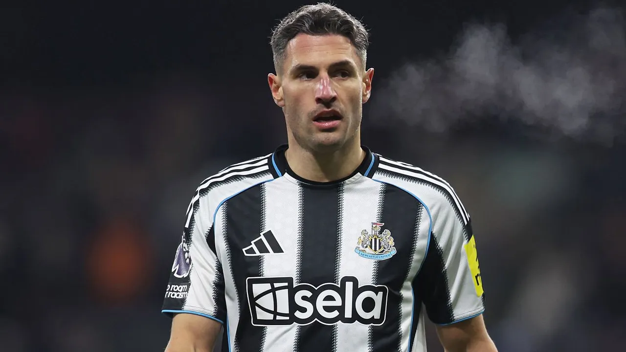 Howe Konfirmasi Newcastle Tengah Berusaha Pertahankan Fabian Schar