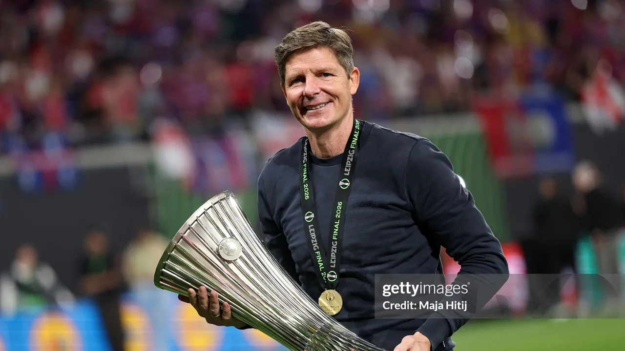 Oliver Glasner Pilih Rayakan Gelar daripada Bahas Masa Depan