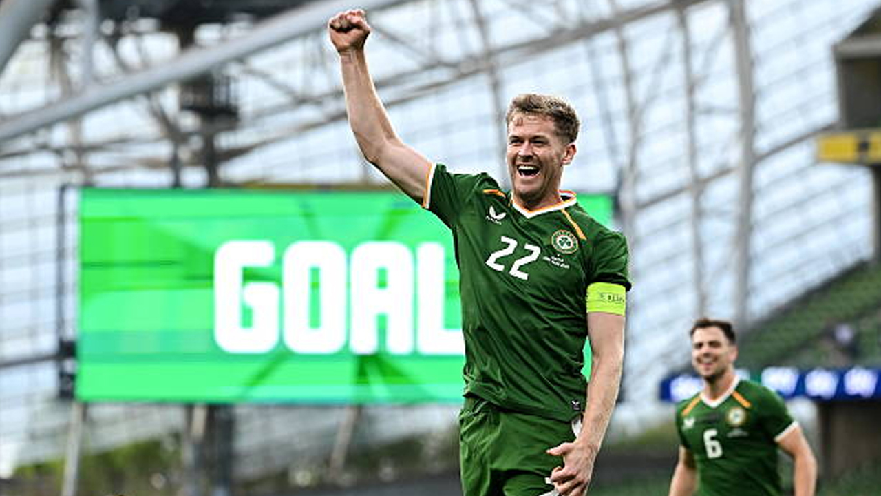 Diwarnai Dua Kartu Merah, Nathan Collins Bawa Republik Irlandia Taklukkan Qatar