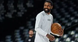 Kyrie Irving Diincar Raptors, Rumor Transfer Memanas