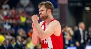 Sasha Vezenkov Berharap Alec Peters Bertahan dengan Olympiacos