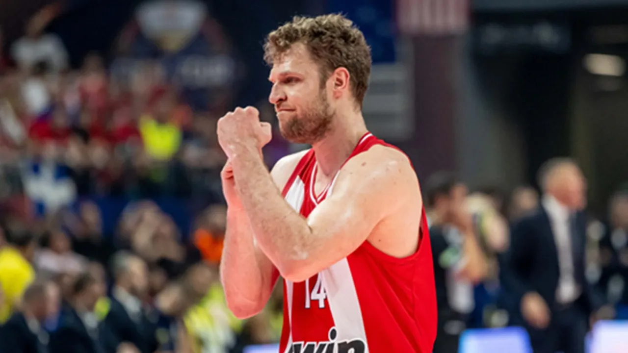 Sasha Vezenkov Berharap Alec Peters Bertahan dengan Olympiacos