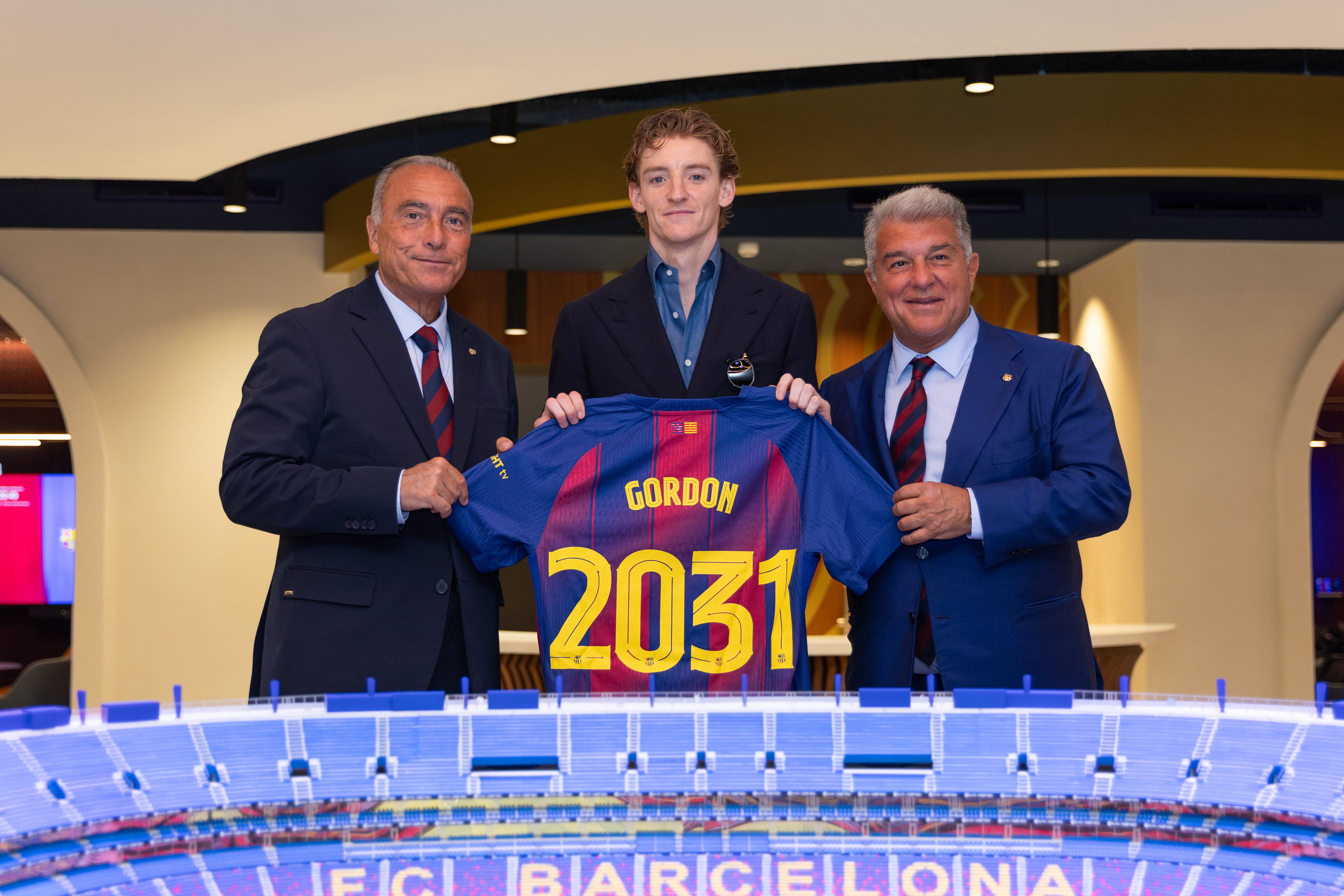 Barcelona Resmi Rekrut Anthony Gordon