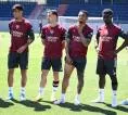 Martinelli dan Saka Terlihat dengan Perban, Timber Latihan
