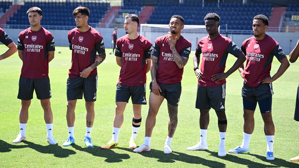 Martinelli dan Saka Terlihat dengan Perban, Timber Latihan