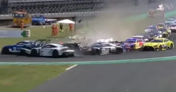 Pemimpin Tersingkir dalam Kecelakaan Dramatis di Tikungan Pertama Monza - sumber: (racingnews365)