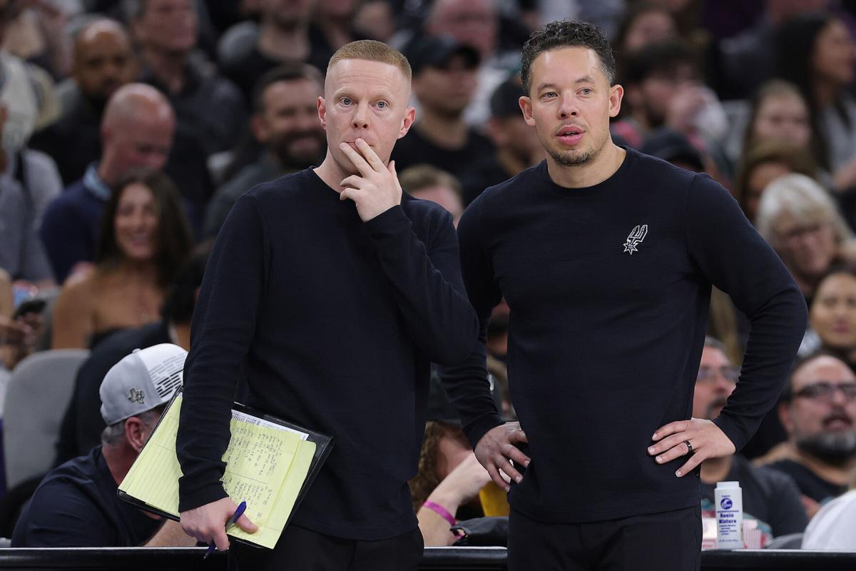 Sweeney Tinggalkan Spurs, Jadi Pelatih Baru Orlando Magic
