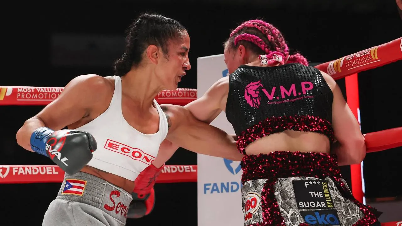 Amanda Serrano (kiri) menghentikan perlawanan Cheyenne Hanson pada ronde kedua dalam laga perebutan gelar yang berlangsung di El Paso County Coliseum, Texas. (Foto: Fight TV)