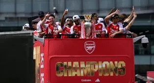 Calafiori Pimpin Nyanyian Arsenal di Perayaan Bus Terbuka Italia