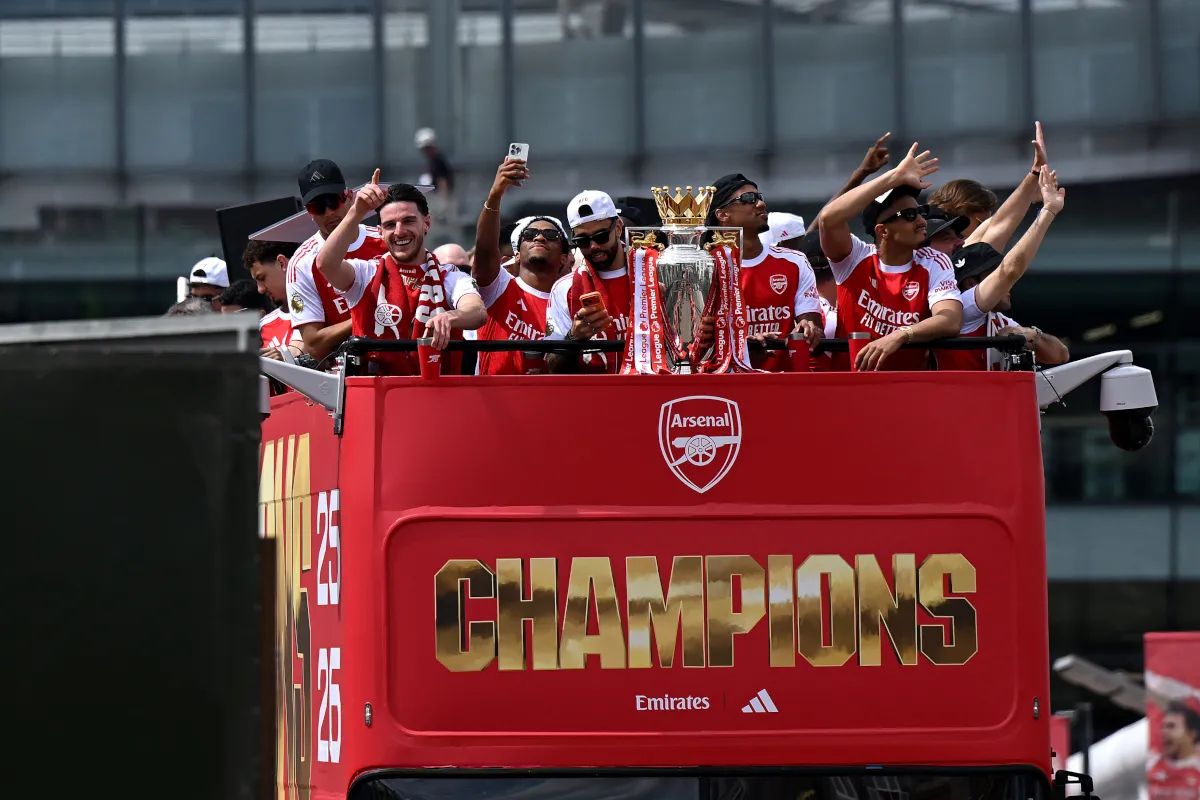 Calafiori Pimpin Nyanyian Arsenal di Perayaan Bus Terbuka Italia - sumber: (footballitalia)