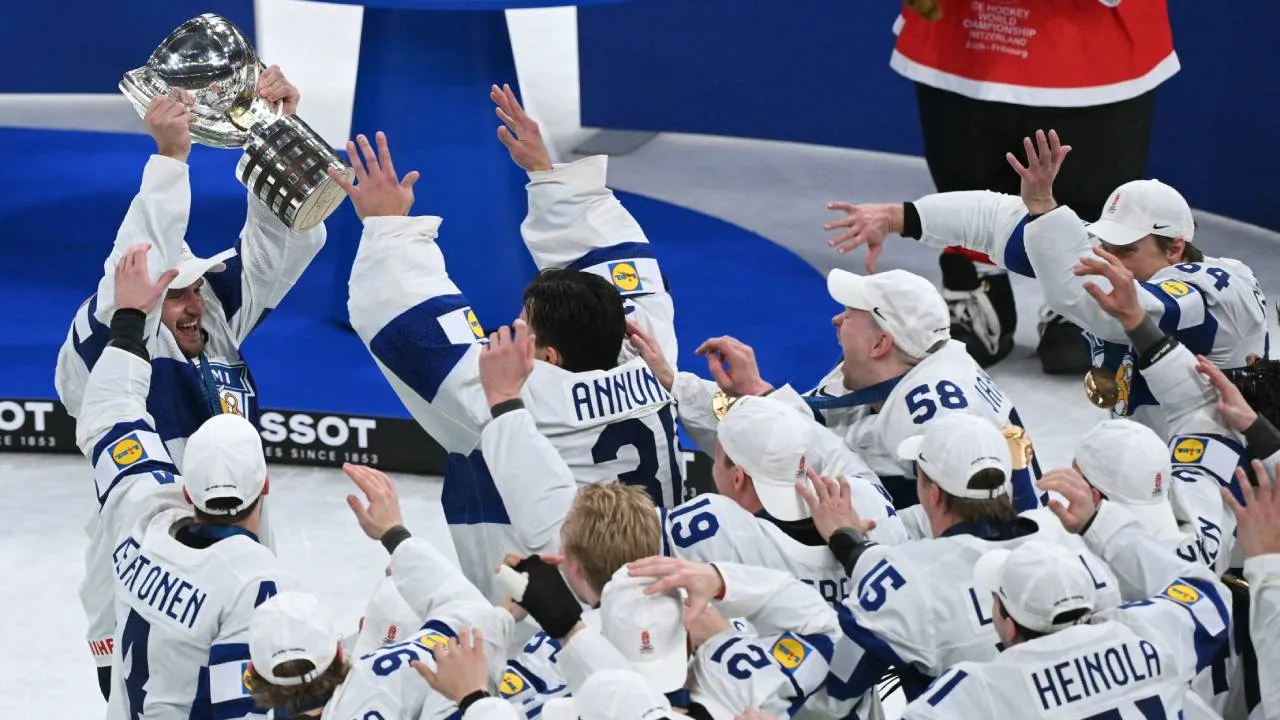 Tim hoki es Finlandia melakukan selebrasi setelah menggondol gelar juara di Kejuaraan Dunia Hoki Es 2026. (Foto: AP)