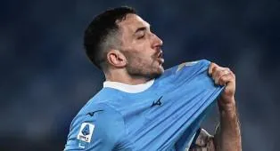 Gelandang Lazio Jalani Operasi, Targetkan Kembali Bermain di Pramusim