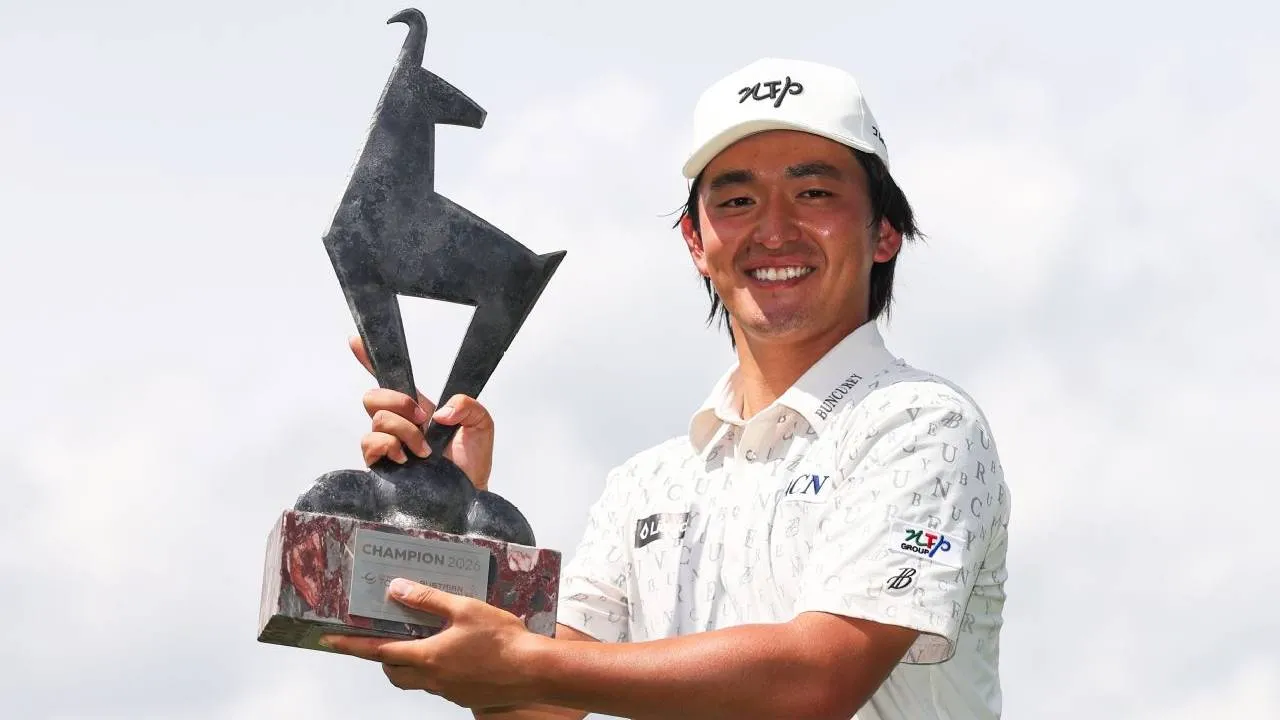 Kota Kaneko berpose dengan trofi Austrian Alpine Open. (Foto: AP)