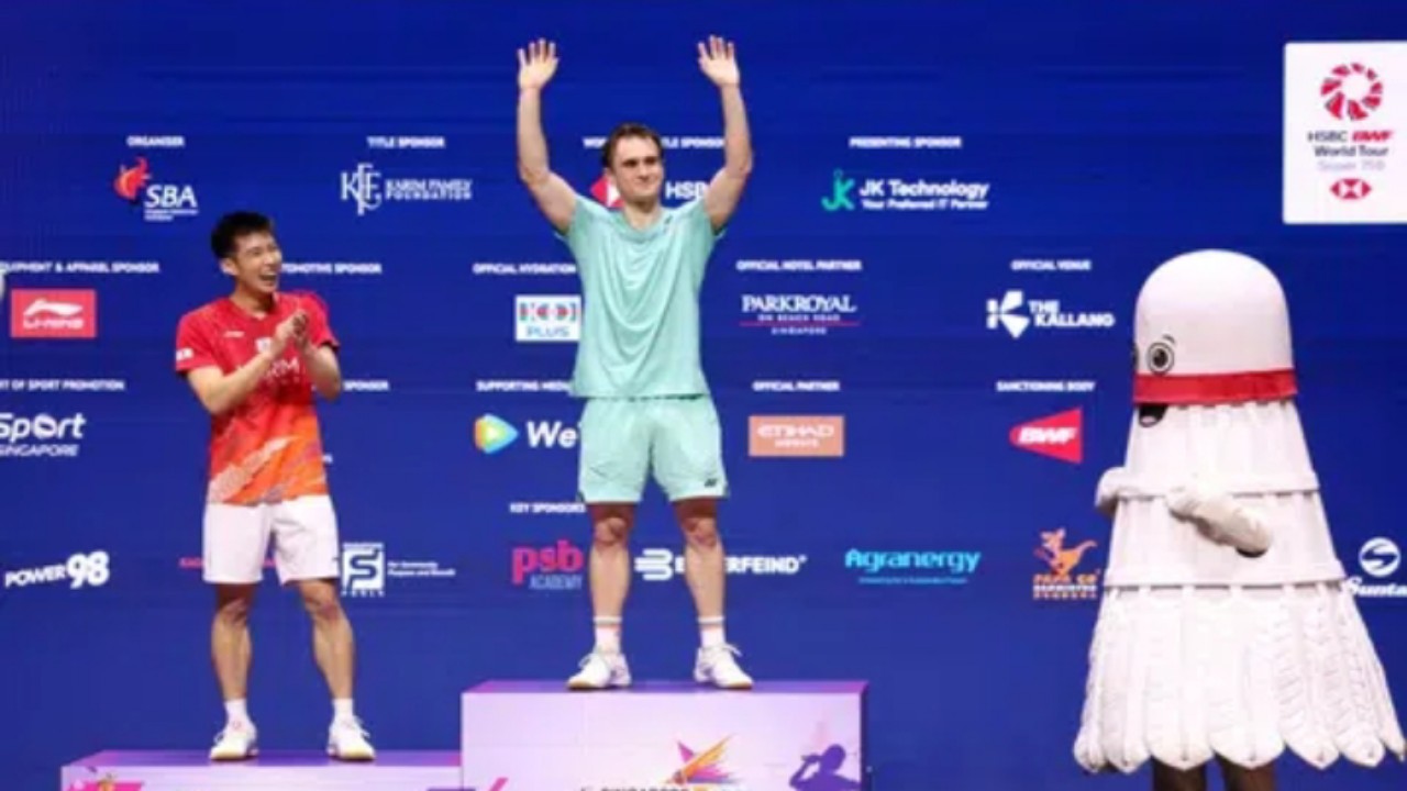 Momen Lucu Loh Kean Yew Salah Naik Podium Tertinggi Singapore Open 2026