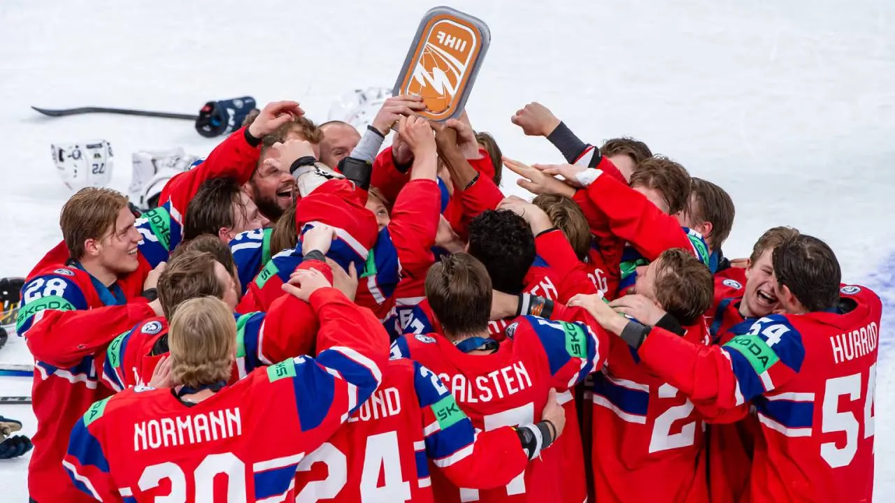 Para pemain Norwegia merayakan trofi sebagai juara ketiga di Kejuaraan Dunia Hoki Es 2026. (Foto: AP)