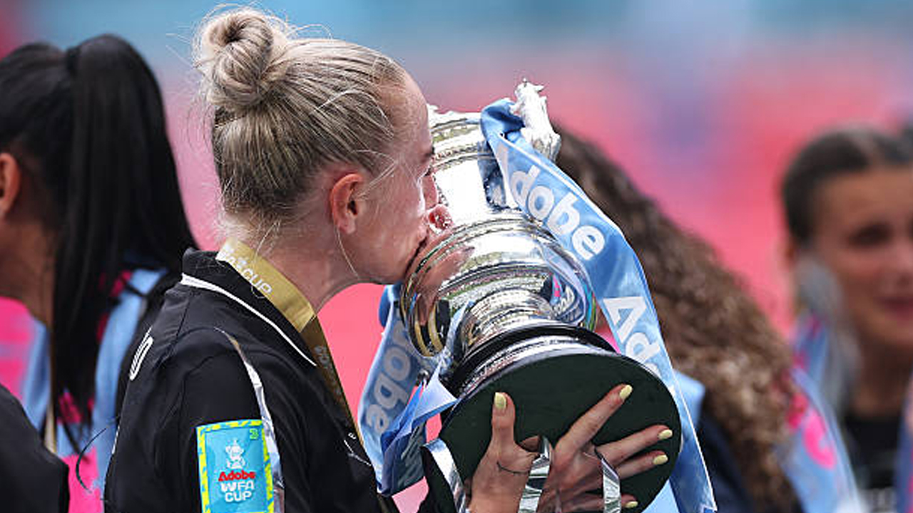 Raih Dua Gelar Domestik, Alex Greenwood Puji Mentalitas Manchester City