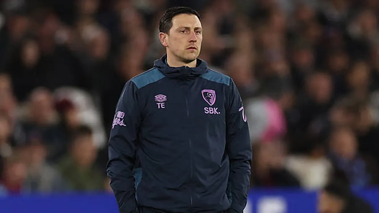 Tolak Bristol City, Tommy Elphick Ikuti Karier Selanjutnya Andoni Iraola?