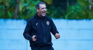 Arema FC Buka Peluang Pertahankan Pelatih Marcos Santos