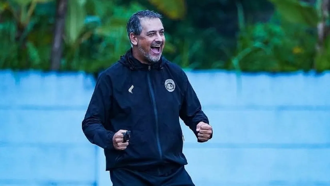 Arema FC Buka Peluang Pertahankan Pelatih Marcos Santos